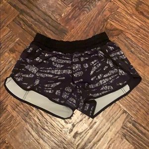 lululemon tracker v 4” black and white shorts!